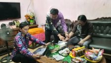 Disdukcapil Kabupaten Tangerang tak hanya menunggu Warga masyarakat yang datang ke- Kantor namum Disdukcapil juga aktif mendatangi/jemput bola, khususnya bagi warga yang mengalami ketebatasan/sakit