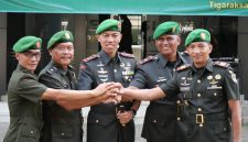 “Kebersamaan para perwira dalam semangat soliditas dan sinergi, mencerminkan komitmen kuat dalam menjalankan pengabdian kepada bangsa dan negara.”