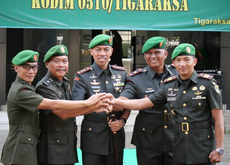 “Kebersamaan para perwira dalam semangat soliditas dan sinergi, mencerminkan komitmen kuat dalam menjalankan pengabdian kepada bangsa dan negara.”