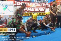 Kapolda Banten Irjen Pol Hengki didampingi Wakapolda Banten Brigjen Pol Hendra Wirawan, Bupati Tangerang Moch. Maesyal Rasyid, dan Dandim 0510/Tigaraksa saat melakukan peletakan batu pertama pembangunan Jembatan Merah Putih Presisi.