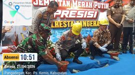 Kapolda Banten Irjen Pol Hengki didampingi Wakapolda Banten Brigjen Pol Hendra Wirawan, Bupati Tangerang Moch. Maesyal Rasyid, dan Dandim 0510/Tigaraksa saat melakukan peletakan batu pertama pembangunan Jembatan Merah Putih Presisi.