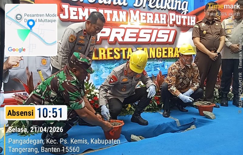 Kapolda Banten Irjen Pol Hengki didampingi Wakapolda Banten Brigjen Pol Hendra Wirawan, Bupati Tangerang Moch. Maesyal Rasyid, dan Dandim 0510/Tigaraksa saat melakukan peletakan batu pertama pembangunan Jembatan Merah Putih Presisi.