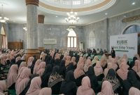 “Kajian Akbar bertajuk ‘Rahasia Hidup Tenang’ yang di isi oleh Ustadz Kiswoko Al Ghifari S.pd berlangsung dengan khidmat dan dihadiri ratusan jamaah di dalam masjid. Para peserta tampak mengikuti rangkaian acara dengan penuh antusias dan kekhusyukan.”