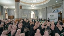 “Kajian Akbar bertajuk ‘Rahasia Hidup Tenang’ yang di isi oleh Ustadz Kiswoko Al Ghifari S.pd berlangsung dengan khidmat dan dihadiri ratusan jamaah di dalam masjid. Para peserta tampak mengikuti rangkaian acara dengan penuh antusias dan kekhusyukan.”