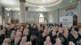 “Kajian Akbar bertajuk ‘Rahasia Hidup Tenang’ yang di isi oleh Ustadz Kiswoko Al Ghifari S.pd berlangsung dengan khidmat dan dihadiri ratusan jamaah di dalam masjid. Para peserta tampak mengikuti rangkaian acara dengan penuh antusias dan kekhusyukan.”