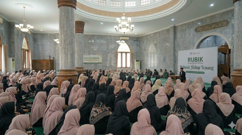 “Kajian Akbar bertajuk ‘Rahasia Hidup Tenang’ yang di isi oleh Ustadz Kiswoko Al Ghifari S.pd berlangsung dengan khidmat dan dihadiri ratusan jamaah di dalam masjid. Para peserta tampak mengikuti rangkaian acara dengan penuh antusias dan kekhusyukan.”