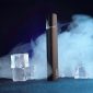 Perangkat rokok elektronik (vape) mengeluarkan uap di tengah latar es, menggambarkan tren penggunaan yang kini menjadi sorotan global terkait dampak kesehatan.