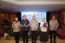 Kombes Pol Yuliani (kiri), Irjen Pol Hengki (tengah), dan Brigjen Pol Hendra Wirawan (kanan) berfoto bersama usai pembukaan Rakernis Bidkum Polda Banten Tahun Anggaran 2026 di Ballroom Ledian Hotel, Kota Serang.