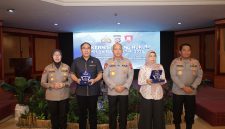 Kombes Pol Yuliani (kiri), Irjen Pol Hengki (tengah), dan Brigjen Pol Hendra Wirawan (kanan) berfoto bersama usai pembukaan Rakernis Bidkum Polda Banten Tahun Anggaran 2026 di Ballroom Ledian Hotel, Kota Serang.