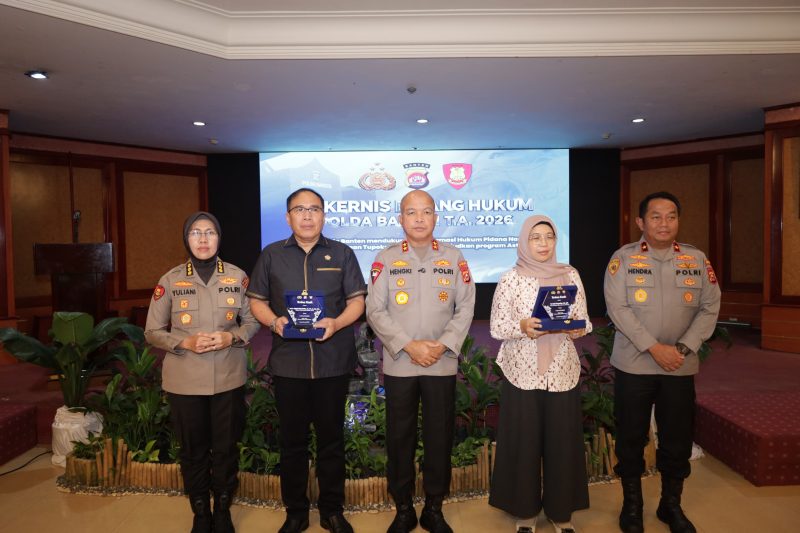 Kombes Pol Yuliani (kiri), Irjen Pol Hengki (tengah), dan Brigjen Pol Hendra Wirawan (kanan) berfoto bersama usai pembukaan Rakernis Bidkum Polda Banten Tahun Anggaran 2026 di Ballroom Ledian Hotel, Kota Serang.