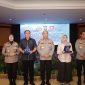 Kombes Pol Yuliani (kiri), Irjen Pol Hengki (tengah), dan Brigjen Pol Hendra Wirawan (kanan) berfoto bersama usai pembukaan Rakernis Bidkum Polda Banten Tahun Anggaran 2026 di Ballroom Ledian Hotel, Kota Serang.