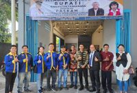 Sejumlah panitia dan tamu undangan berfoto bersama di depan lokasi kegiatan Paskah di GKB Aletheia, turut dalam foto Alex Salembun, Jurnalis Metrosiar (kedua dari kanan).