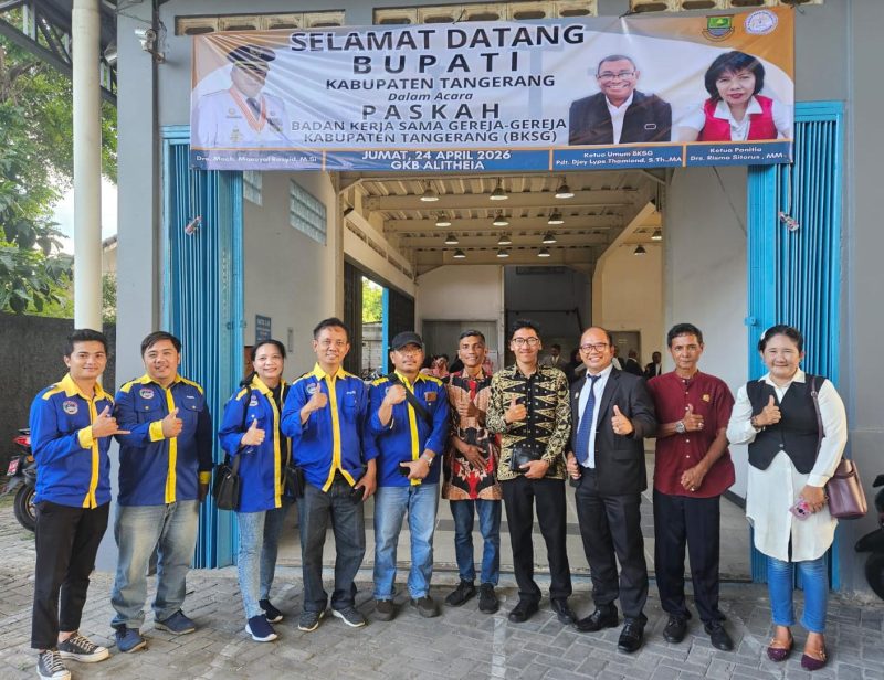 Sejumlah panitia dan tamu undangan berfoto bersama di depan lokasi kegiatan Paskah di GKB Aletheia, turut dalam foto Alex Salembun, Jurnalis Metrosiar (kedua dari kanan).