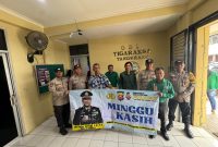 Personel Polsek Tigaraksa bersama pengurus gereja berfoto usai kegiatan Minggu Kasih di Gereja GBI Tigaraksa, Kabupaten Tangerang.