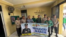 Personel Polsek Tigaraksa bersama pengurus gereja berfoto usai kegiatan Minggu Kasih di Gereja GBI Tigaraksa, Kabupaten Tangerang.