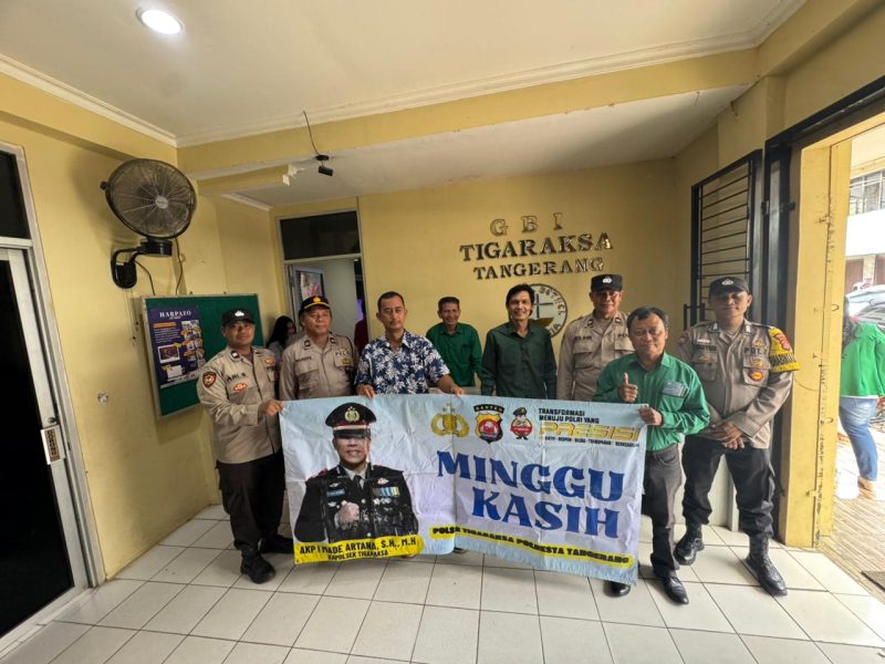 Personel Polsek Tigaraksa bersama pengurus gereja berfoto usai kegiatan Minggu Kasih di Gereja GBI Tigaraksa, Kabupaten Tangerang.