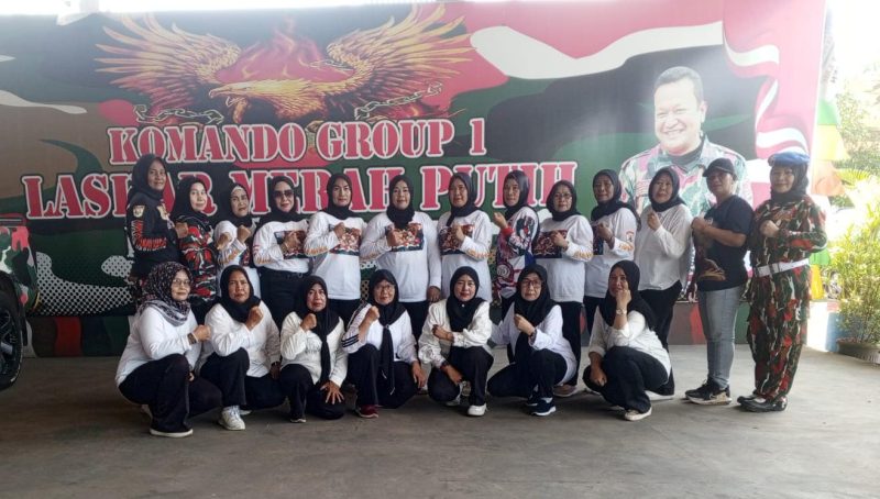 Jajaran Srikandi Laskar Merah Putih Provinsi Banten berpose bersama usai rapat koordinasi pembentukan panitia Hari Kartini 2026 di Markas Komando Group-1.