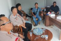 Kapolsek Pasar Kemis bersama personel Polsek Pasar Kemis silaturahmi di Pasar Perumda NKR Kutabumi, Kabupaten Tangerang.