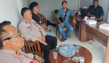 Kapolsek Pasar Kemis bersama personel Polsek Pasar Kemis silaturahmi di Pasar Perumda NKR Kutabumi, Kabupaten Tangerang.