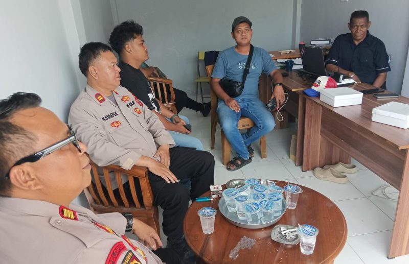 Kapolsek Pasar Kemis bersama personel Polsek Pasar Kemis silaturahmi di Pasar Perumda NKR Kutabumi, Kabupaten Tangerang.