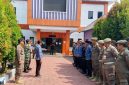 Apel dan pengarahan petugas Satpol PP Kabupaten Tangerang bersama unsur TNI dan aparatur Kecamatan Pasar Kemis sebelum pelaksanaan penertiban.