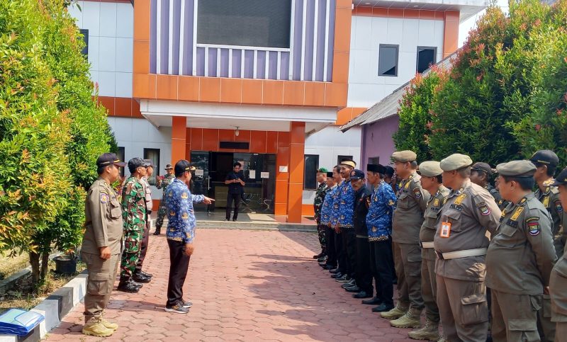 Apel dan pengarahan petugas Satpol PP Kabupaten Tangerang bersama unsur TNI POLRI, Pol PP dan aparatur Kecamatan Pasar Kemis sebelum pelaksanaan penertiban.