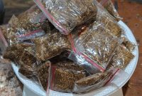 Barang bukti berupa puluhan paket tembakau sintetis yang telah dikemas dalam plastik klip bening dan siap diedarkan, diamankan petugas Satresnarkoba Polres Serang.