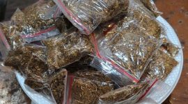 Barang bukti berupa puluhan paket tembakau sintetis yang telah dikemas dalam plastik klip bening dan siap diedarkan, diamankan petugas Satresnarkoba Polres Serang.