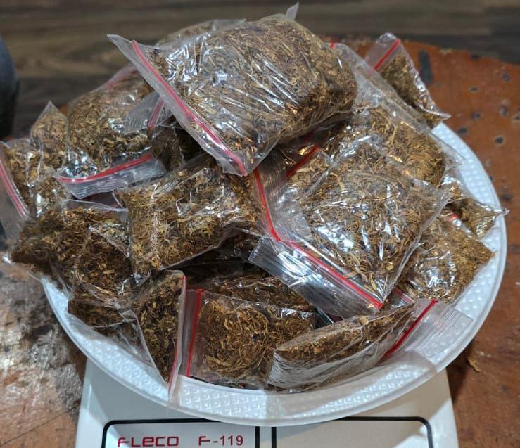 Barang bukti berupa puluhan paket tembakau sintetis yang telah dikemas dalam plastik klip bening dan siap diedarkan, diamankan petugas Satresnarkoba Polres Serang.