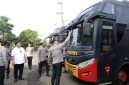 Kapolda Banten Irjen Pol Hengki melakukan pengecekan langsung kondisi kendaraan dinas bus Polri yang akan digunakan dalam pengamanan Hari Buruh (Mayday) di Lapangan Apel Polda Banten.