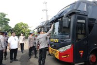 Kapolda Banten Irjen Pol Hengki melakukan pengecekan langsung kondisi kendaraan dinas bus Polri yang akan digunakan dalam pengamanan Hari Buruh (Mayday) di Lapangan Apel Polda Banten.
