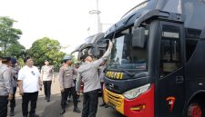 Kapolda Banten Irjen Pol Hengki melakukan pengecekan langsung kondisi kendaraan dinas bus Polri yang akan digunakan dalam pengamanan Hari Buruh (Mayday) di Lapangan Apel Polda Banten.