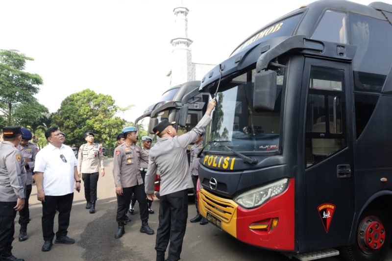 Kapolda Banten Irjen Pol Hengki melakukan pengecekan langsung kondisi kendaraan dinas bus Polri yang akan digunakan dalam pengamanan Hari Buruh (Mayday) di Lapangan Apel Polda Banten.
