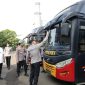 Kapolda Banten Irjen Pol Hengki melakukan pengecekan langsung kondisi kendaraan dinas bus Polri yang akan digunakan dalam pengamanan Hari Buruh (Mayday) di Lapangan Apel Polda Banten.