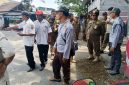 Petugas Kecamatan Pasar Kemis bersama Satpol PP Kabupaten Tangerang melakukan peninjauan dan penyampaian SP3 kepada pedagang kaki lima di Jalan Puri Jaya, Desa Sukamantri.