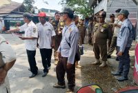 Petugas Kecamatan Pasar Kemis bersama Satpol PP Kabupaten Tangerang melakukan peninjauan dan penyampaian SP3 kepada pedagang kaki lima di Jalan Puri Jaya, Desa Sukamantri.