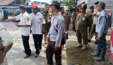 Petugas Kecamatan Pasar Kemis bersama Satpol PP Kabupaten Tangerang melakukan peninjauan dan penyampaian SP3 kepada pedagang kaki lima di Jalan Puri Jaya, Desa Sukamantri.
