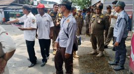 Petugas Kecamatan Pasar Kemis bersama Satpol PP Kabupaten Tangerang melakukan peninjauan dan penyampaian SP3 kepada pedagang kaki lima di Jalan Puri Jaya, Desa Sukamantri.