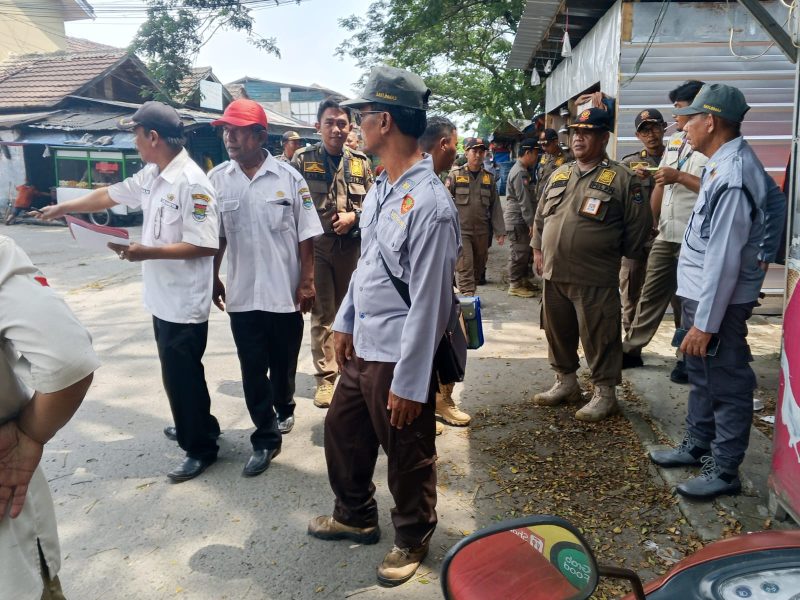 Petugas Kecamatan Pasar Kemis bersama Satpol PP Kabupaten Tangerang melakukan peninjauan dan penyampaian SP3 kepada pedagang kaki lima di Jalan Puri Jaya, Desa Sukamantri.
