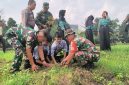 Anggota Koramil 11/Pasar Kemis bersama siswa SMPN 3 Pasar Kemis dan aparat terkait menanam bibit pohon secara gotong royong.