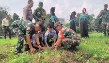 Anggota Koramil 11/Pasar Kemis bersama siswa SMPN 3 Pasar Kemis dan aparat terkait menanam bibit pohon secara gotong royong.