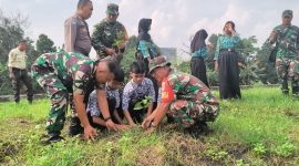 Anggota Koramil 11/Pasar Kemis bersama siswa SMPN 3 Pasar Kemis dan aparat terkait menanam bibit pohon secara gotong royong.