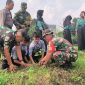 Anggota Koramil 11/Pasar Kemis bersama siswa SMPN 3 Pasar Kemis dan aparat terkait menanam bibit pohon secara gotong royong.