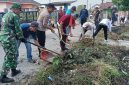 Personel TNI bersama aparat dan warga bergotong royong membersihkan tumpukan sampah dan rumput liar di saluran air kawasan Kampung Buaran Mangga, Kecamatan Pakuhaji.