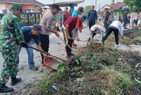 Personel TNI bersama aparat dan warga bergotong royong membersihkan tumpukan sampah dan rumput liar di saluran air kawasan Kampung Buaran Mangga, Kecamatan Pakuhaji.