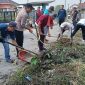 Personel TNI bersama aparat dan warga bergotong royong membersihkan tumpukan sampah dan rumput liar di saluran air kawasan Kampung Buaran Mangga, Kecamatan Pakuhaji.