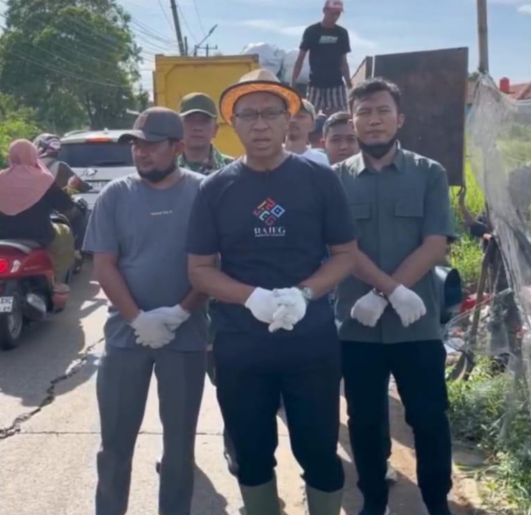 Ketua Forjumis, H. Simanjuntak, SH (tengah), didampingi jajaran saat meninjau langsung kegiatan korve Gerakan ASRI di Kecamatan Rajeg, Kabupaten Tangerang.