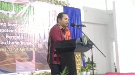 Ketua DPRD Kabupaten Ngada, Romilus Juji, menyampaikan sambutan dalam kegiatan Temu Usaha Jilid II bersama investor dan pelaku usaha di Bajawa, 13 April 2026.