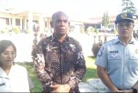 Penjabat Sekretaris Daerah Kabupaten Ngada Yohanes Ghae (tengah) didampingi jajaran perangkat daerah saat memberikan keterangan usai apel gabungan terkait penertiban aset dan kepatuhan pajak kendaraan dinas di halaman Kantor Bupati Ngada.