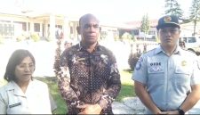 Penjabat Sekretaris Daerah Kabupaten Ngada Yohanes Ghae (tengah) didampingi jajaran perangkat daerah saat memberikan keterangan usai apel gabungan terkait penertiban aset dan kepatuhan pajak kendaraan dinas di halaman Kantor Bupati Ngada.